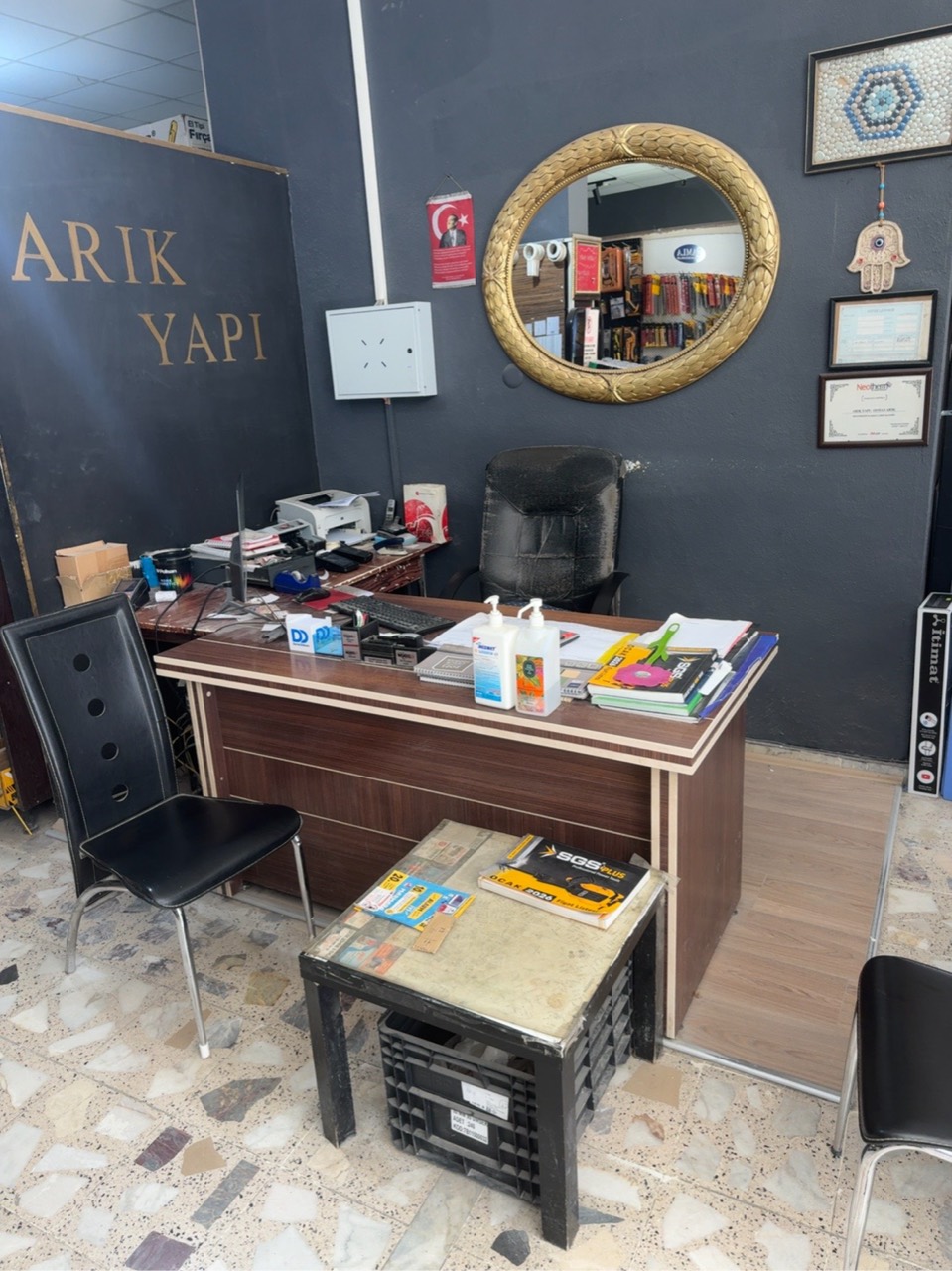 ARIK YAPI mağazasında satış masası ve danışma alanı