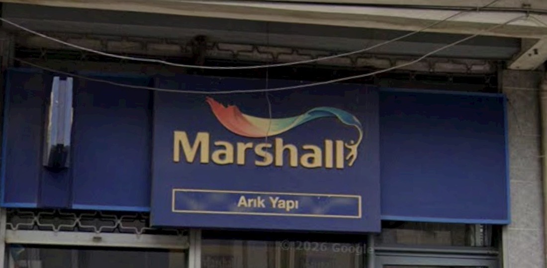 Marshall tabelalı ARIK YAPI mağaza cephesi